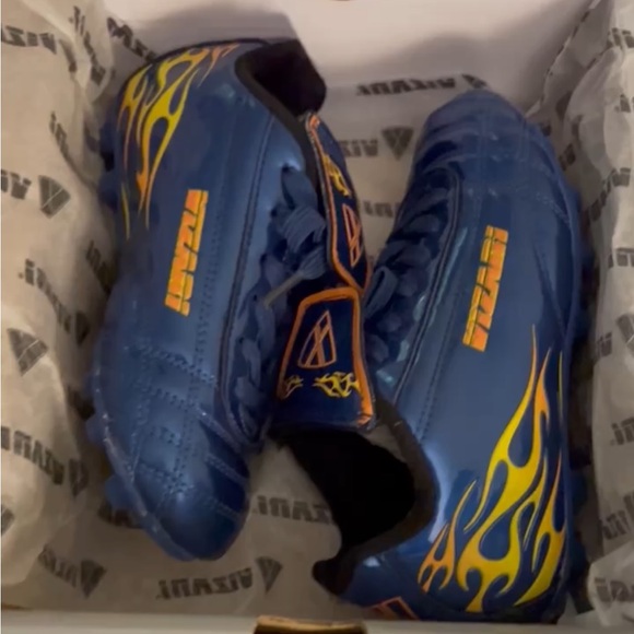 Vizari Soccer Cleats & Shinguards - Picture 4 of 6